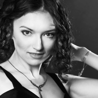 Güzel bir genç kadının yakın plan portresi..