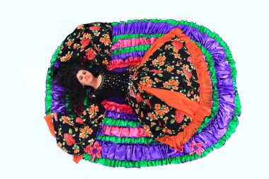 Ulusal dans güzel çingene dansçı gerçekleştirir