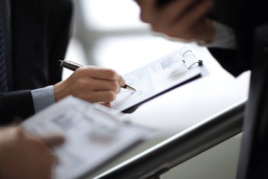 İş insanların elinde büyüyen mali iş grafik işaret yakın çekim