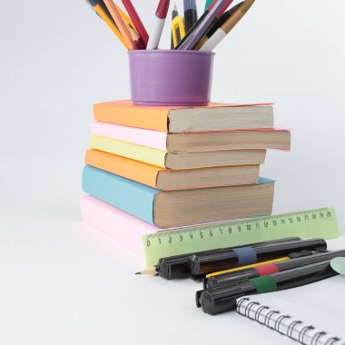 kitap ve ofis çeşitli malzemeleri Beyaz arka plan .phot