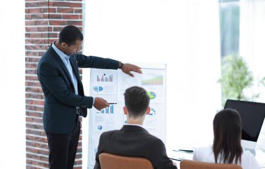 hoparlör bir rapor mali Proje sunumu yapar