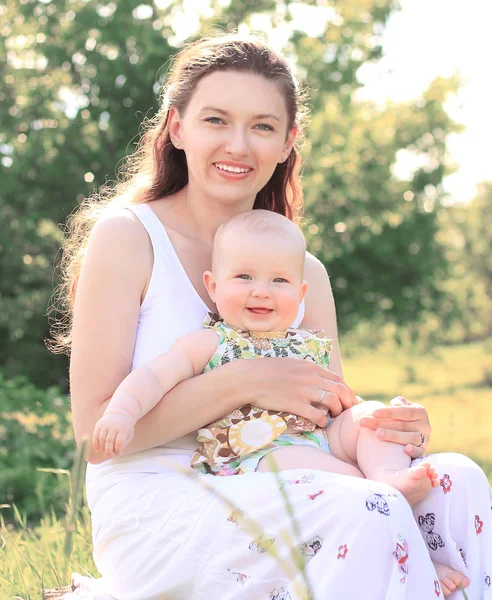 Ritratto di madre e figlia felice sullo sfondo del parco — Foto Stock