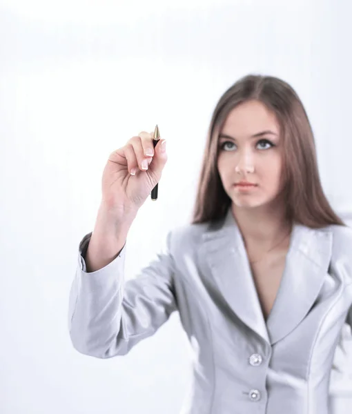 Mujer de negocios confiada apuntando a un punto virtual . —  Fotos de Stock