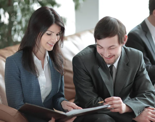 Close up. Manager und Kunde, um die Dokumente in einem modernen Büro zu besprechen — Stockfoto