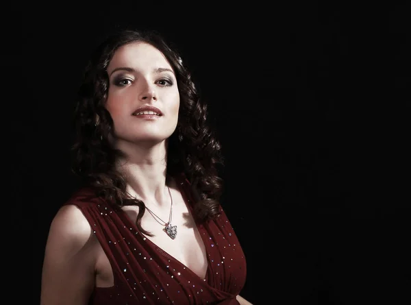 Hermosa mujer en vestido rojo con maquillaje de noche — Foto de Stock