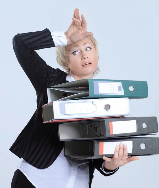 Förvånade affärskvinna med stack av dokument — Stockfoto