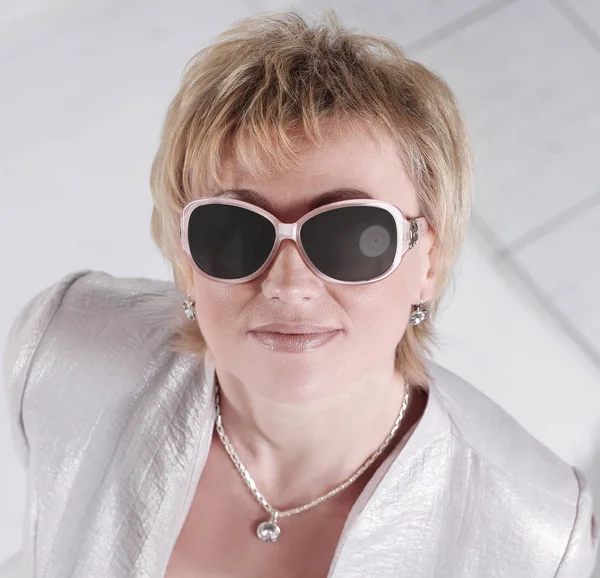 Portret zbliżenie stylowe kobiety sunglasses.isolated na białym — Zdjęcie stockowe