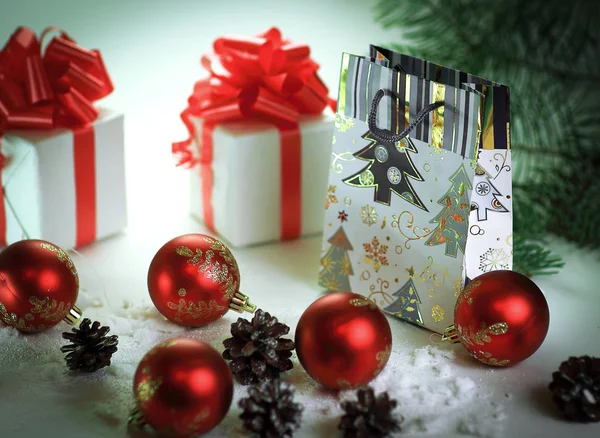节日背景下的圣诞装饰品和礼物 — 图库照片