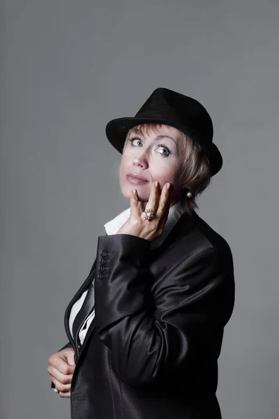 Retrato de una mujer escandalosa con un sombrero negro —  Fotos de Stock