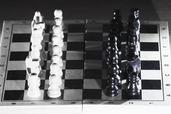Composição abstrata de figuras de xadrez. Preparado para começar. mistura o — Fotografia de Stock
