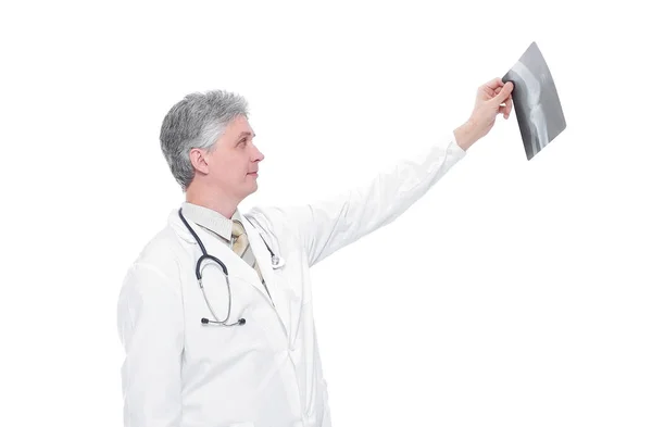 Опытный хирург, осматривающий рентген пациента . — стоковое фото