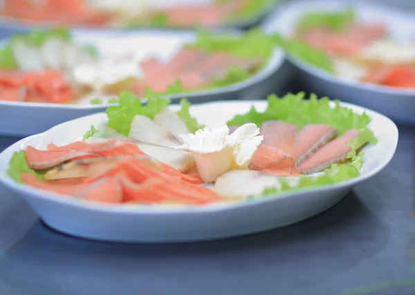 Sluit up.dishes met visfilet op de keukentafel in het restaurant — Stockfoto