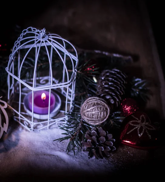 Vela de Natal e acessórios festivos em um fundo preto. — Fotografia de Stock