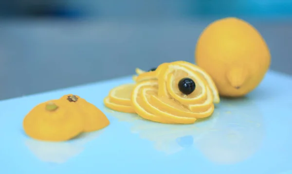 Close up.fette di limone sul tagliere — Foto Stock