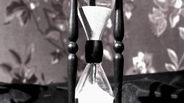 Closeup.hourglass com areia branca em uma mesa de madeira — Fotografia de Stock