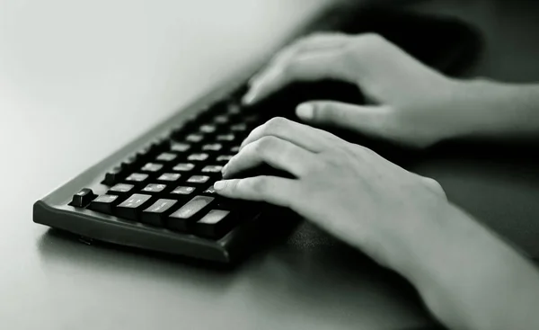 Närbild av en kvinnlig händer upptagen skriva på en bärbar dator — Stockfoto