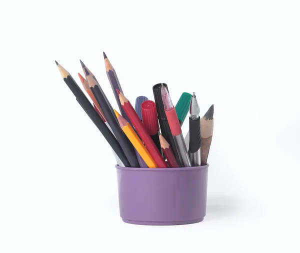Značky, pera a barevné pencils.isolated na bílých background.photo s kopií prostor — Stock fotografie