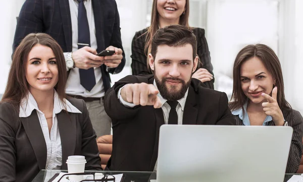 Concepto de éxito en el negocio - equipo de negocios amigable mostrando el dedo índice hacia adelante — Foto de Stock