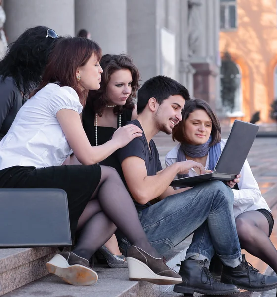 Groep medestudenten met boeken en laptop — Stockfoto