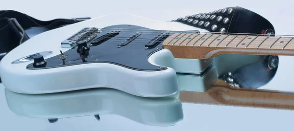 Closeup.electric guitarra com alça isolada sobre fundo branco . — Fotografia de Stock