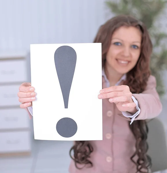 Young business woman showing poster with an exclamation point . — Stock Photo, Image