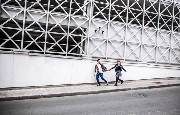 Влюбленная пара, идущая по улице современного города . — стоковое фото