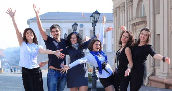 Grupo de estudantes felizes em pé na rua  . — Fotografia de Stock