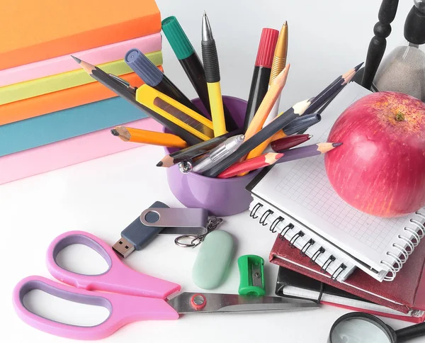 Pilha de livros e materiais escolares coloridos em fundo branco.foto com espaço de cópia — Fotografia de Stock