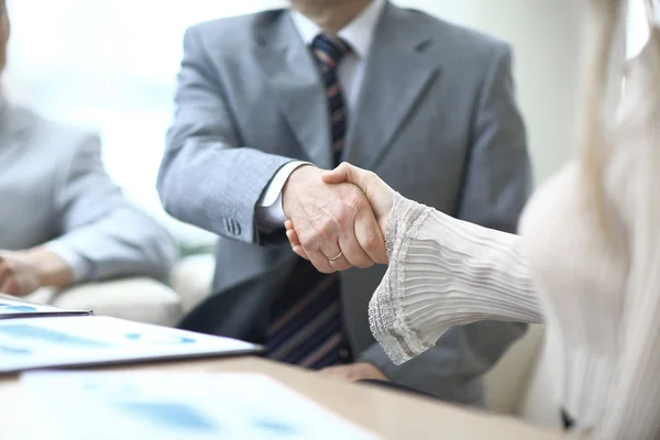 Zavřete handshake up.the podnikatel a podnikání ženy nad stolem — Stock fotografie