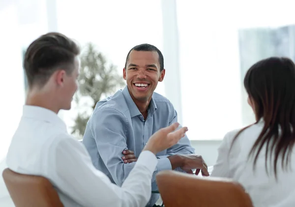 Equipo closeup.business hablando sentado en la oficina — Foto de Stock