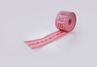 gri bir arka plan üzerinde izole katlanmış kırmızı santimetre