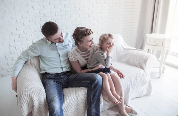 Oturma odasında kanepede oturan mutlu bir aile portresi — Stok fotoğraf