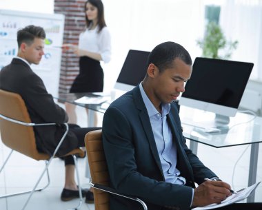 office arka plan üzerinde genç bir işadamı portresi