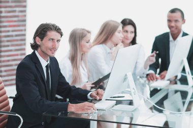 iş ekibi yeni bir proje üzerinde çalışıyor