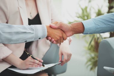 closeup.Handshake mali ortakları ofis arka plan üzerinde