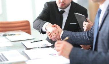 ticaret ortakları sözleşme şartları tartıştıktan sonra el sıkışma