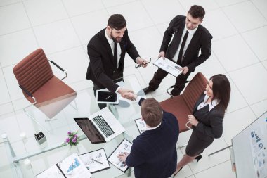  karşılıklı iş ortakları yeni bir proje sunum öncesi