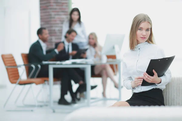 Joven mujer de negocios leyendo documento en su oficina . — Foto de Stock