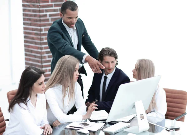 Equipo de negocios discutiendo temas de negocios en una oficina moderna — Foto de Stock