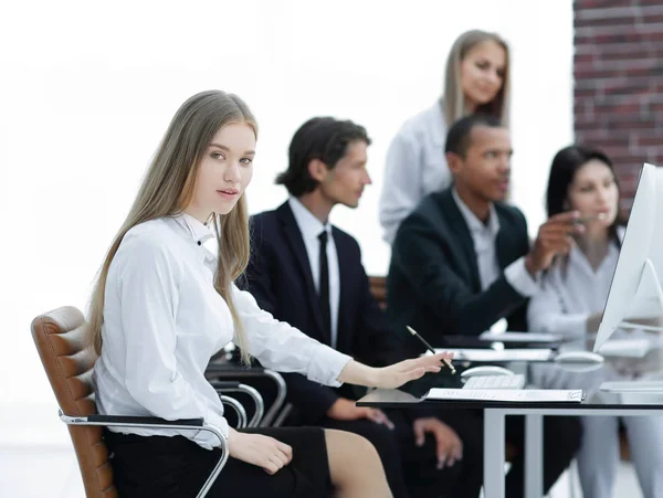 Geschäftsteam diskutiert mit Managern über Arbeitsfragen — Stockfoto