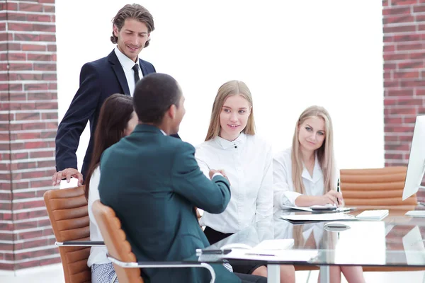 Socios comerciales que realizan un taller en la oficina — Foto de Stock