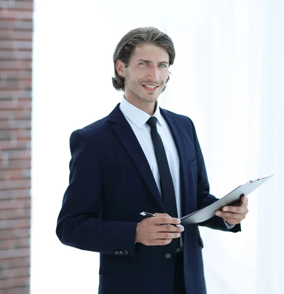 Бізнесмен з діловим документом, що стоїть в офісі — стокове фото