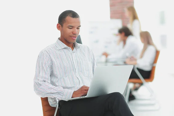 Hombre de negocios escribiendo en laptop.photo con espacio de copia — Foto de Stock