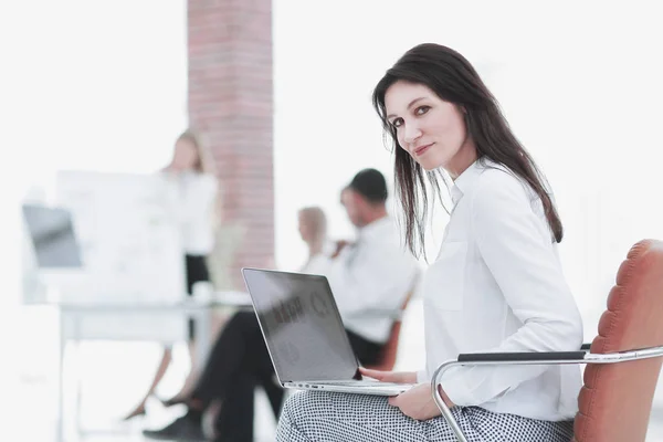 Uśmiecha się kobieta biznesu z laptopa na niewyraźne tło — Zdjęcie stockowe