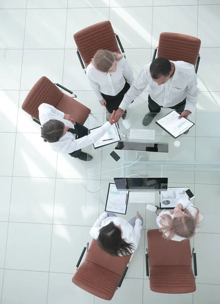 Top view.the stretta di mano partner commerciali a una riunione di lavoro . — Foto Stock