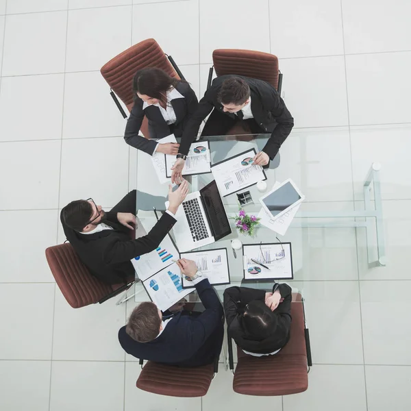 Equipe de negócios e parceiros de negócios confiáveis esticar as mãos para a frente uns aos outros para um aperto de mão após o debate sobre o novo contrato de Finanças — Fotografia de Stock