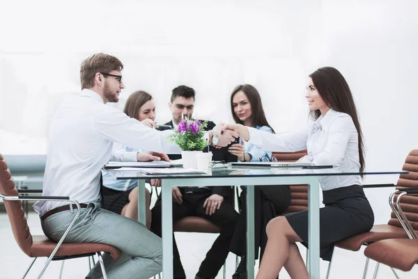 Handshake Manager und Kunde bei einem Geschäftstreffen im Büro — Stockfoto