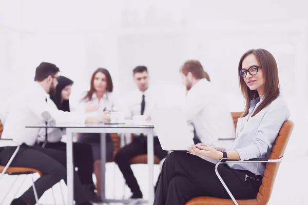 Empresaria ejecutiva con portátil en equipo de negocios de fondo borroso — Foto de Stock