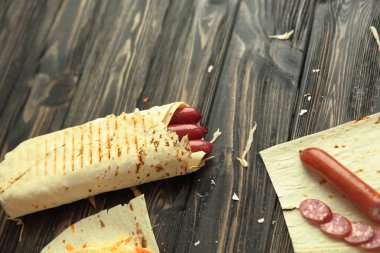 ahşap arka plan üzerinde pide ekmek sosis