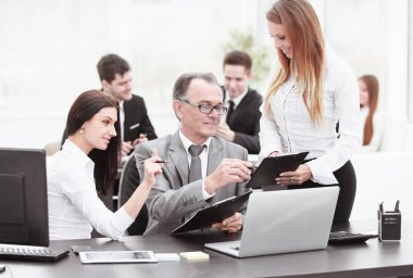 iş takım finansal veriler başkanı ile tartışıyor.